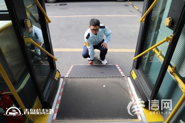 青岛无障碍公交完善硬件设施 方便残障人士出行