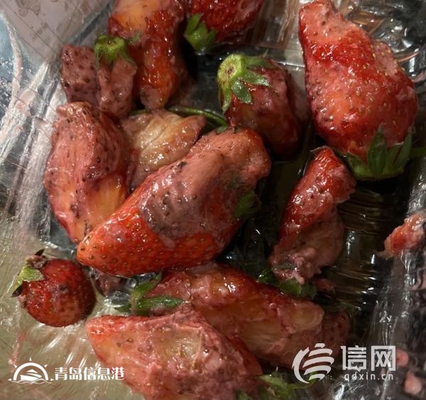 在维客超市购买的草莓 上面新鲜下面腐烂