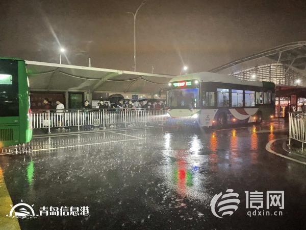 暴雨致多趟列车晚点 青岛公交延至凌晨3时接驳滞留乘客