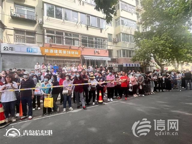 直击高考：旗袍、红T恤还不够 有家长带上萌宠来送考