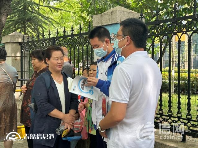 直击高考：旗袍、红T恤还不够 有家长带上萌宠来送考