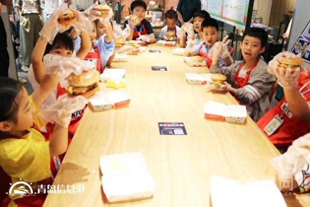 信网“小行动员”走进肯德基 知“食”小达人开启探秘之旅