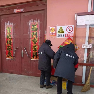 清理乱堆乱放，营造良好镇容环境！