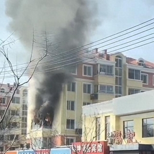 胶州常乐花园小区突发火情 未造成人员伤亡