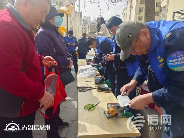 “一站式”帮居民解难题 香港中路街道开展便民服务大集