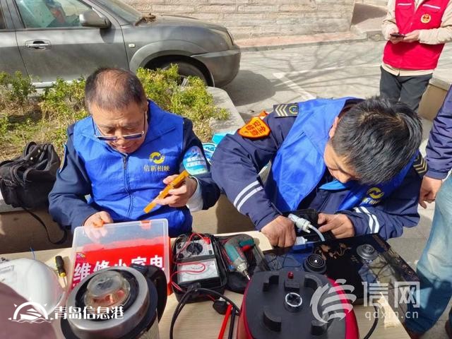 “一站式”帮居民解难题 香港中路街道开展便民服务大集
