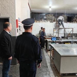 开展餐饮油烟整治联合执法，筑牢大气环境“防护网”！