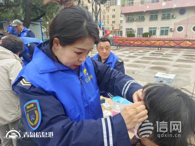 辽源路街道开展便民服务大集 交警向居民普及假期文明出行知识