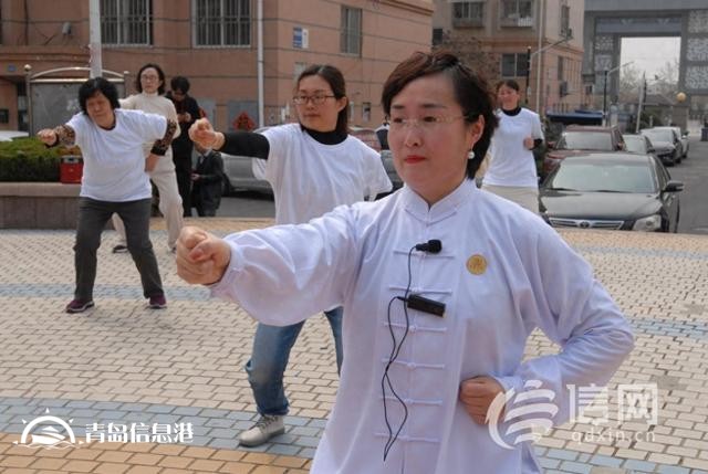 弘扬中国传统文化 青岛即墨城西一社区开展公益授拳活动