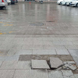 加强破坏道路执法检查，维护公共交通安全