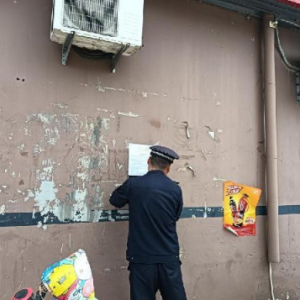 云山执法中队：消除安全隐患 扎实开展户外广告整治行动