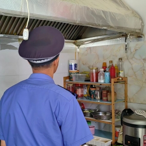 强化餐饮油烟执法检查，持续优化人居环境！