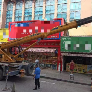 李园街道综合行政执法中队：开展透窗行动 擦亮城市容颜