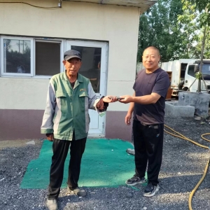 环卫工人拾金不昧，平凡举动传递 社会正能量