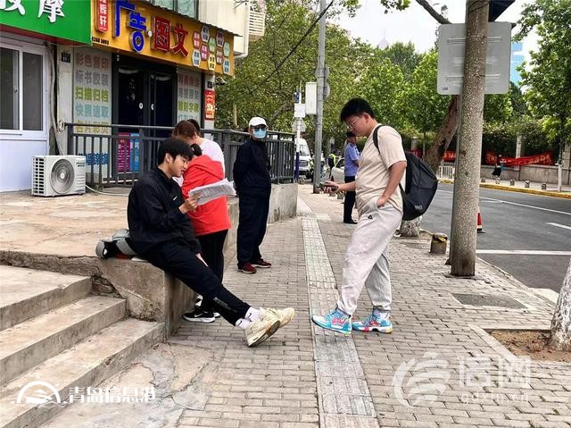 直击高考：老师六点半就来到考点 将全程陪伴考生