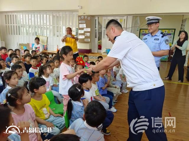 信新相映走进金湖路幼儿园 让孩子们体验当“小铁骑”的乐趣