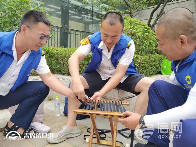 信新相映走进锦苑社区 志愿者磨刀、维修锅具样样在行