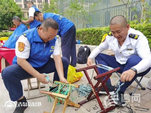 信新相映走进锦苑社区 志愿者磨刀、维修锅具样样在行