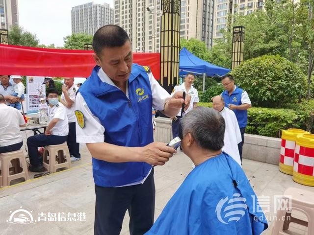 信新相映走进锦苑社区 志愿者磨刀、维修锅具样样在行
