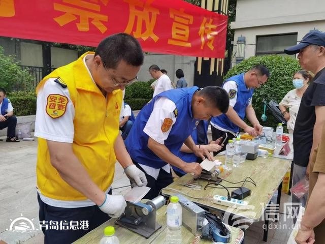 信新相映走进锦苑社区 志愿者磨刀、维修锅具样样在行