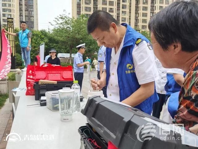 信新相映走进锦苑社区 志愿者磨刀、维修锅具样样在行