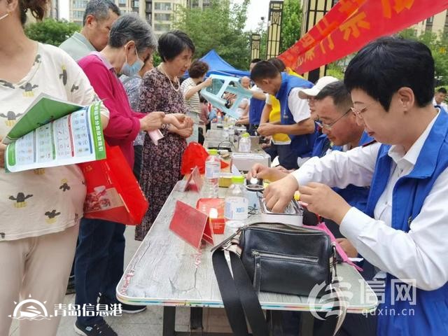 信新相映走进锦苑社区 志愿者磨刀、维修锅具样样在行