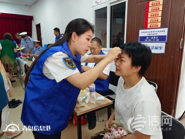 信新相映走进汉口路社区 志愿者轻松为居民维修“老物件”