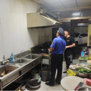 信用+执法大力开展餐饮油烟夜查行动