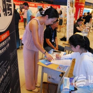 即墨区高校毕业生双向招聘会举行 吸引1200名求职者到场