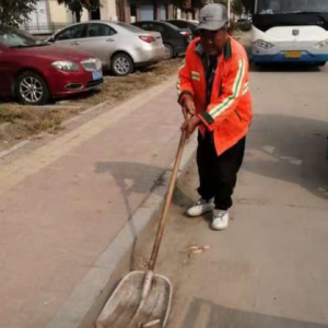 清理路面积土，确保道路整洁