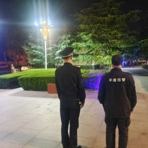 同和执法中队加强夜间执法巡查，还辖区广场一片宁静