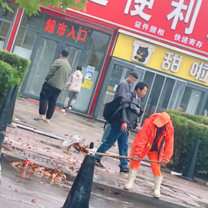雨天作业不停歇，环卫工人坚守岗位保洁净