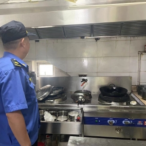 平度市东阁街道执法中队“信用+”严抓餐饮油烟治理
