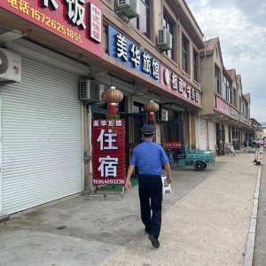 清理橱窗广告 净化市容环境