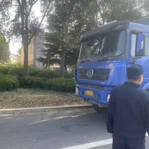 平度市东阁街道执法中队整治扬尘污染，留住清新空气