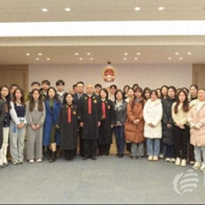 青岛大学法学院师生走进涉外法务区开展旁听庭审实践活动
