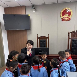 李沧法院联合广水路小学开展法治研学暨环保宣传活动