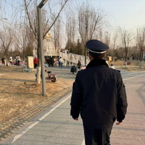 平度市凤台执法中队：公园护绿执法进行时，宣传与监管同行 ...