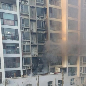 城阳一小区居民楼突发火情 消防员到场迅速处置