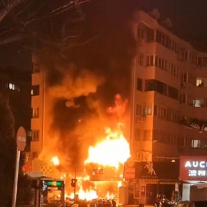 青岛沈阳路一电动车行突发火情 扑救及时火势很快被控制