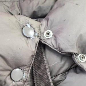 顾客称价值近900元羽绒服被洗破 向彬丽洗衣索赔400元遭拒