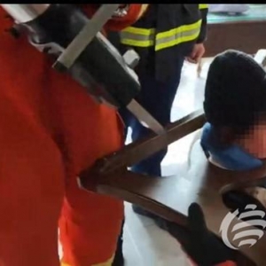 幼童头部被卡椅背 莱西消防破拆脱险