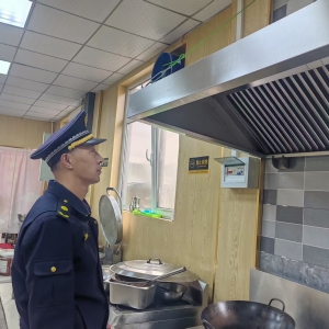 加强餐饮油烟治理，持续净化“烟火气”