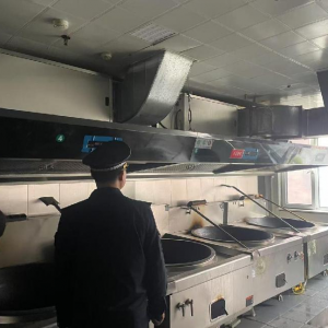 平度市凤台执法中队：打好餐饮油烟治理“组合拳”