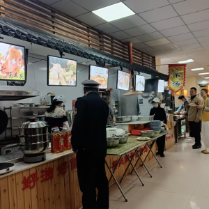 李园  街道综合行政执法中队：开展油烟整治 让“烟火气”更清新 ...