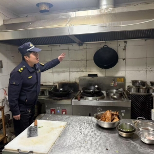 平度市东阁街道执法中队开展餐饮油烟整治，解决群众油烟“烦心事” ...