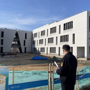 平度市东阁街道执法中队推进春季扬尘治理，守护蔚蓝天空
