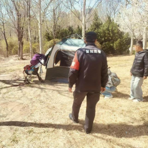 平度市凤台执法中队：护绿行动暖春意 文明游园共担当