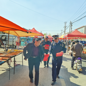 古岘中队党支部开展古岘大集垃圾分类普法宣传