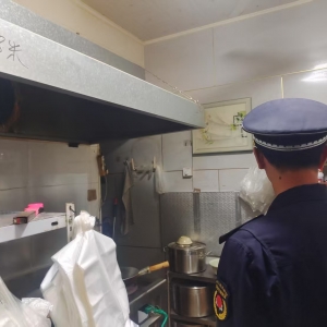同和中队：“信用+执法”守护城市 清新“食”光